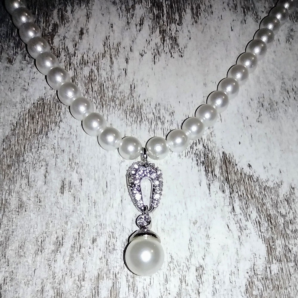 Stunning Faux Pearl Necklace With Simulated Diamonds.